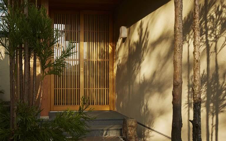 枯山水のある豪邸_エントランス_1