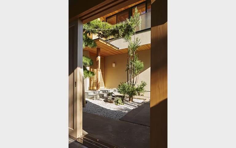 枯山水のある豪邸_エントランス_2